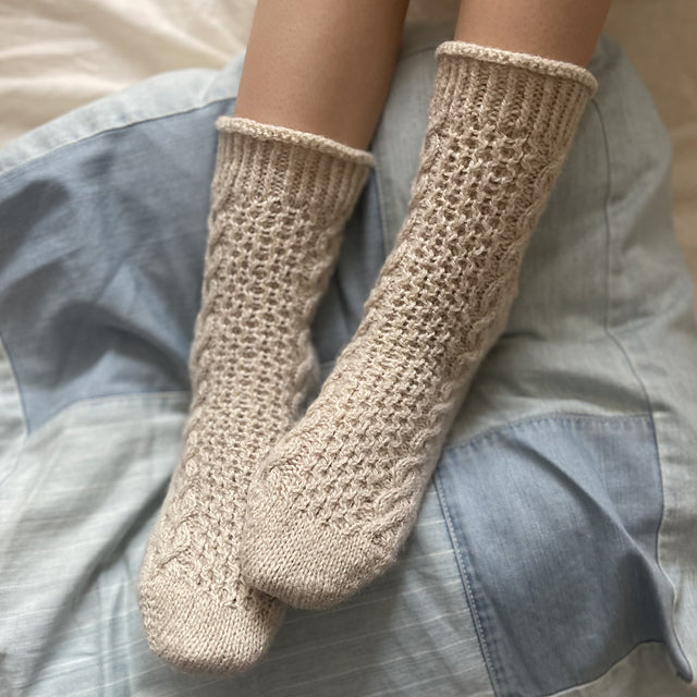 Comogomo socks by woocoknits made with sheep's yarn [yarn + pattern set] (limited quantity, sticker included)